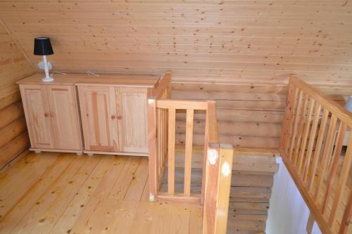a room with a staircase in a log cabin at Camping Szczecinek Domy Wypoczynkowe in Szczecinek