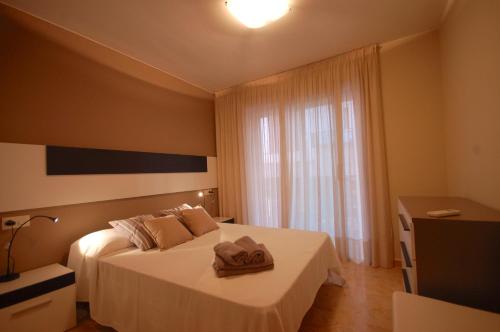 Habitación de hotel con cama y ventana en Lets Holidays Centric Apartment in Tossa de Mar, en Tossa de Mar