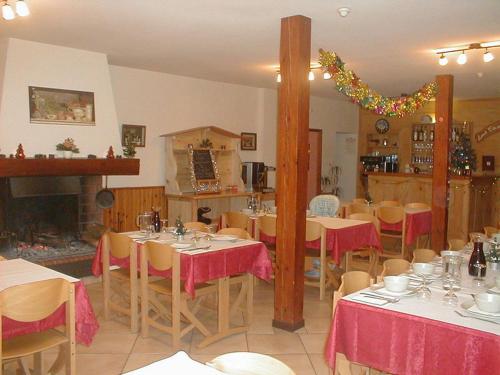 Relais d'Endron tesisinde bir restoran veya yemek mekanı