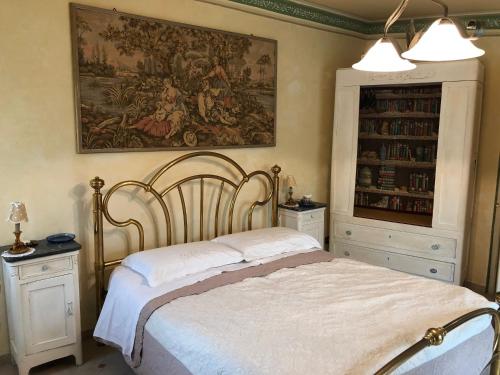 サン・ミニアートにあるAB Roomのベッドルーム1室(ベッド1台付)が備わります。壁には絵画が飾られています。