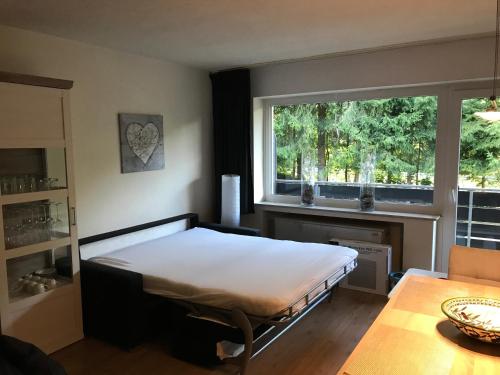 ヴィンターベルクにあるWinterberg Vacation Apartmentのベッドルーム1室(ベッド1台、窓、テーブル付)