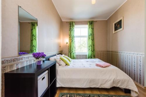 a bedroom with a bed and a mirror at Reta Apartemendid in Haapsalu