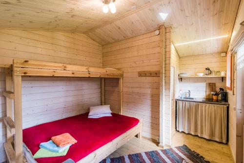 Zimmer mit einem Bett in einer Holzhütte in der Unterkunft Reta Puhkemajad in Haapsalu
