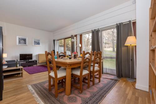 une salle à manger avec une table et des chaises dans l'établissement Summit Apartment - Chamonix, à Chamonix-Mont-Blanc
