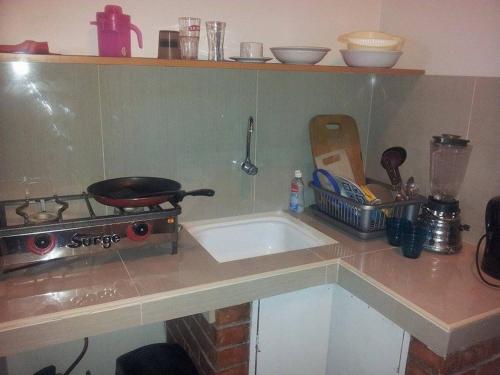 a kitchen counter with a stove and a sink at La Quinta Alcanfores in Lima