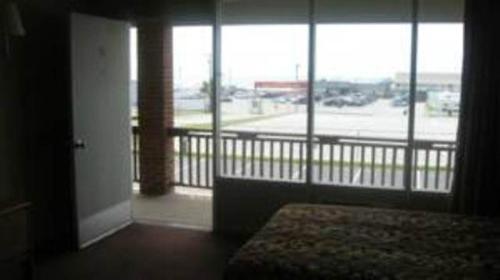 um quarto com vista para uma pista do aeroporto através de uma janela em Oceanview Inn - Emerald Isle em Emerald Isle