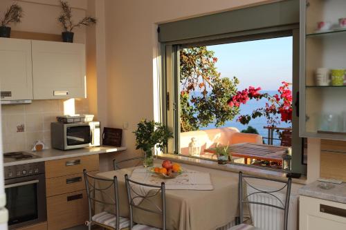 Η κουζίνα ή μικρή κουζίνα στο Euphoria - South Crete Villas