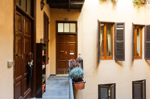 ローマにあるCharme Apartment Campo de' Fioriの門植物入口