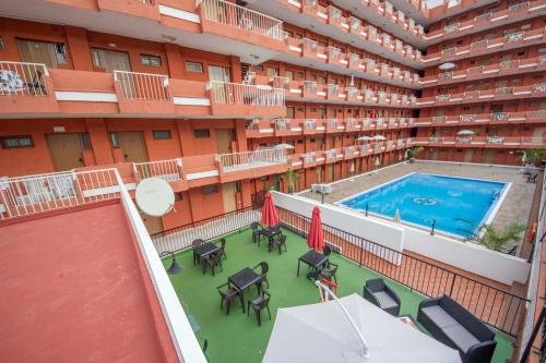 una vista aérea de un edificio de apartamentos con piscina en Seguro de Sol Studios, en Puerto de la Cruz