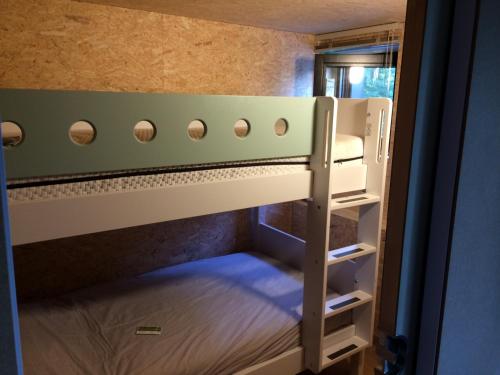 מיטה או מיטות קומותיים בחדר ב-Abarolodge