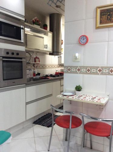 Nhà bếp/bếp nhỏ tại Charmoso Apartamento Leme/copacabana