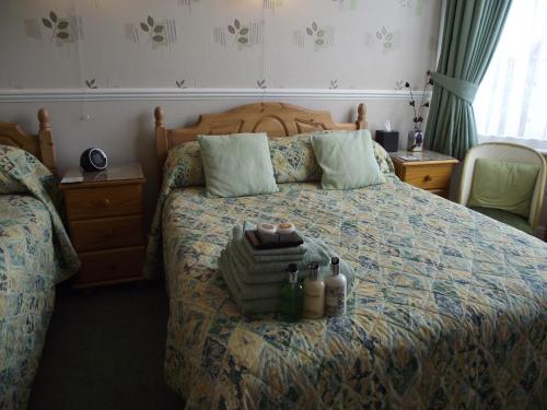 A bed or beds in a room at Ginnie's Guesthouse 