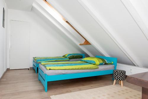 een slaapkamer met 2 bedden op een zolder bij Apartament Loft DeLuxe Koszalin in Koszalin