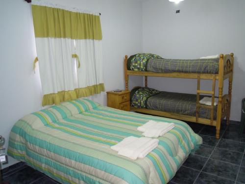 um quarto com uma cama com toalhas em Cabañas y Hotel Ebemys em San Agustín de Valle Fértil