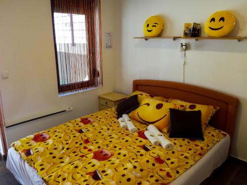 Posteľ alebo postele v izbe v ubytovaní Smiley Apartman