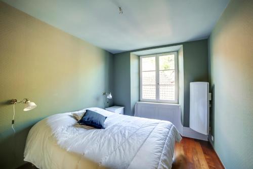 Schlafzimmer mit einem Bett und einem Fenster in der Unterkunft Andlau, Cour de l'Abbaye in Andlau