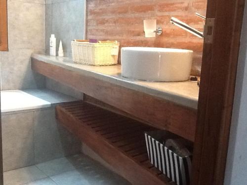 baño con encimera con lavamanos en Cabañas Abril en Mar de las Pampas