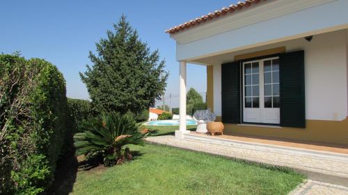 a house with a yard with a swimming pool at Casa do Pinheiro in Pinheiro Grande
