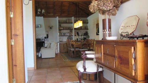 a kitchen and dining room with a table and chairs at Casa do Pinheiro in Pinheiro Grande