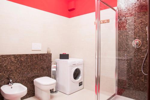 a bathroom with a toilet and a washing machine at Le Petit Monde - Eleganza e relax in centro a Abano Terme in Abano Terme