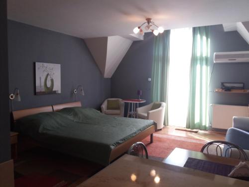 ヘーヴィーズにあるLevendula apartmenのベッドルーム1室(ベッド1台、テーブル、椅子付)