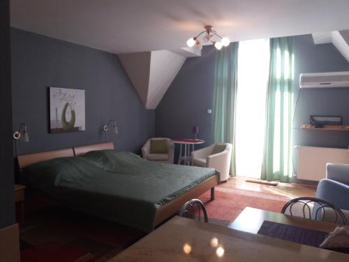 sypialnia z łóżkiem, stołem i krzesłami w obiekcie Levendula apartmen w Hévízie