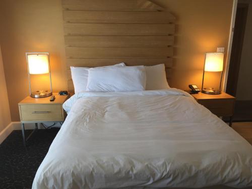 
Ein Bett oder Betten in einem Zimmer der Unterkunft Diamond Head Inn
