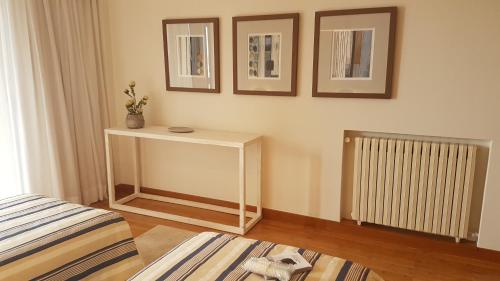 A bed or beds in a room at R House Central with seaview Cascais