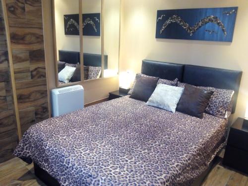 een slaapkamer met een bed en een grote spiegel bij Marina Nova in Cedeira