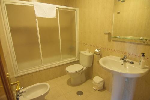 a bathroom with a toilet and a sink at Casa Mili in Azucaica