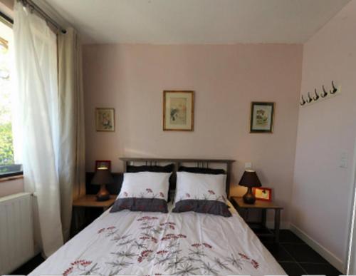سرير أو أسرّة في غرفة في Maison d'hôtes du Domaine de Coët Bihan