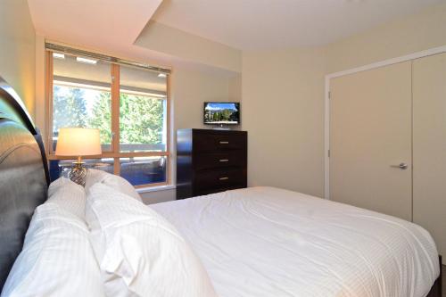 Ένα ή περισσότερα κρεβάτια σε δωμάτιο στο Whistler Blackcomb Vacation Rentals - Village North