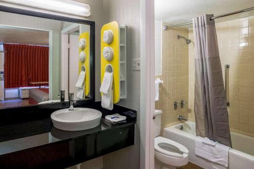 y baño con lavabo, aseo y ducha. en Motel 6-Marietta, GA - Atlanta Northwest en Marietta