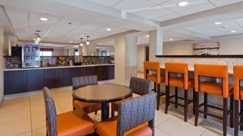 A restaurant or other place to eat at Best Western Rochester Marketplace Inn