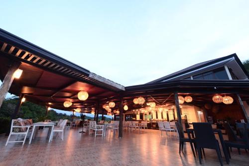 Restaurace v ubytování Tugawe Cove Resort