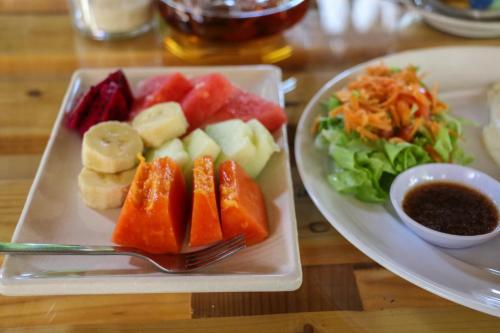 チャングーにあるMatra Bali Guesthouseの食器(フルーツとサラダ付)