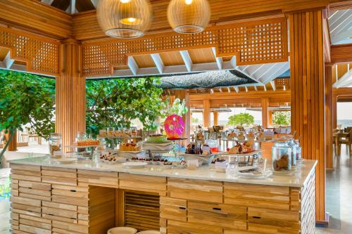 een restaurant met een bar met eten erop bij Kudafushi Resort & Spa in Raa Atol