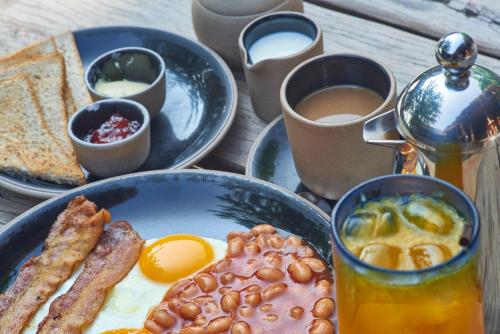een bord ontbijtproducten met eierbonen en toast bij Castaway Resort Koh Lipe in Ko Lipe