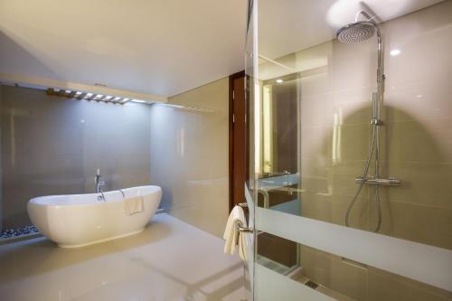 Ванная комната в Golden Palace Hotel Lombok