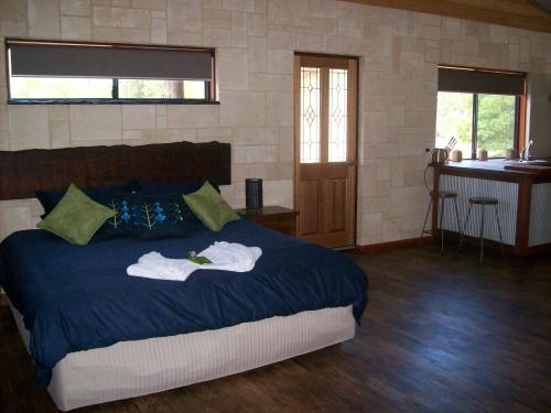 
A bed or beds in a room at Silversprings cottages

