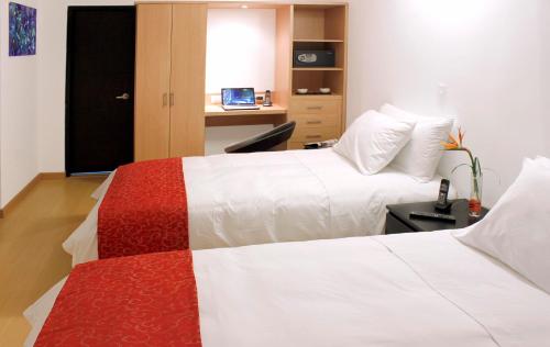 Una cama o camas en una habitación de Hotel TuKasa Inn