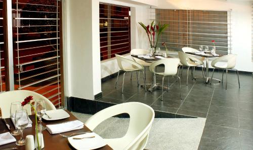 Un restaurante u otro lugar para comer en Hotel TuKasa Inn