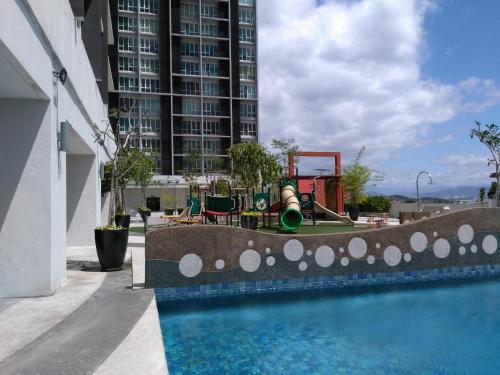 een zwembad met een speeltuin in een gebouw bij AZFA Duplex Suite at De Centrum Putrajaya Bangi FREE WIFI in Kajang