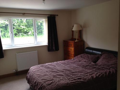 um quarto com uma cama e uma janela em Hawthorn House em Immingham