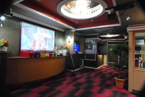 鈴鹿的住宿－馬里昂酒店，餐厅内带大屏幕的酒吧