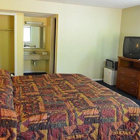 Postel nebo postele na pokoji v ubytování Ivory Tower Motor Inn Green Brook