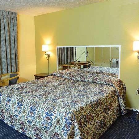 Postel nebo postele na pokoji v ubytování Ivory Tower Motor Inn Green Brook