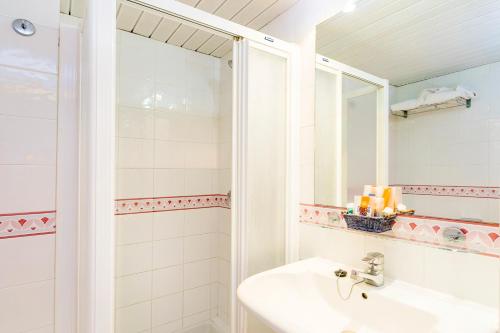 La salle de bains est pourvue d'un lavabo et d'une douche. dans l'établissement Aparthotel Duquesa Playa, à Santa Eulària des Riu