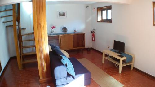 sala de estar con sofá y TV en Silver Porto - AL en Oporto