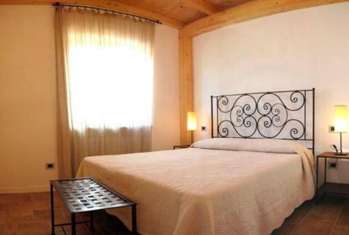 a bedroom with a large bed and a window at Agriturismo La Cascina di Opaco in Norcia